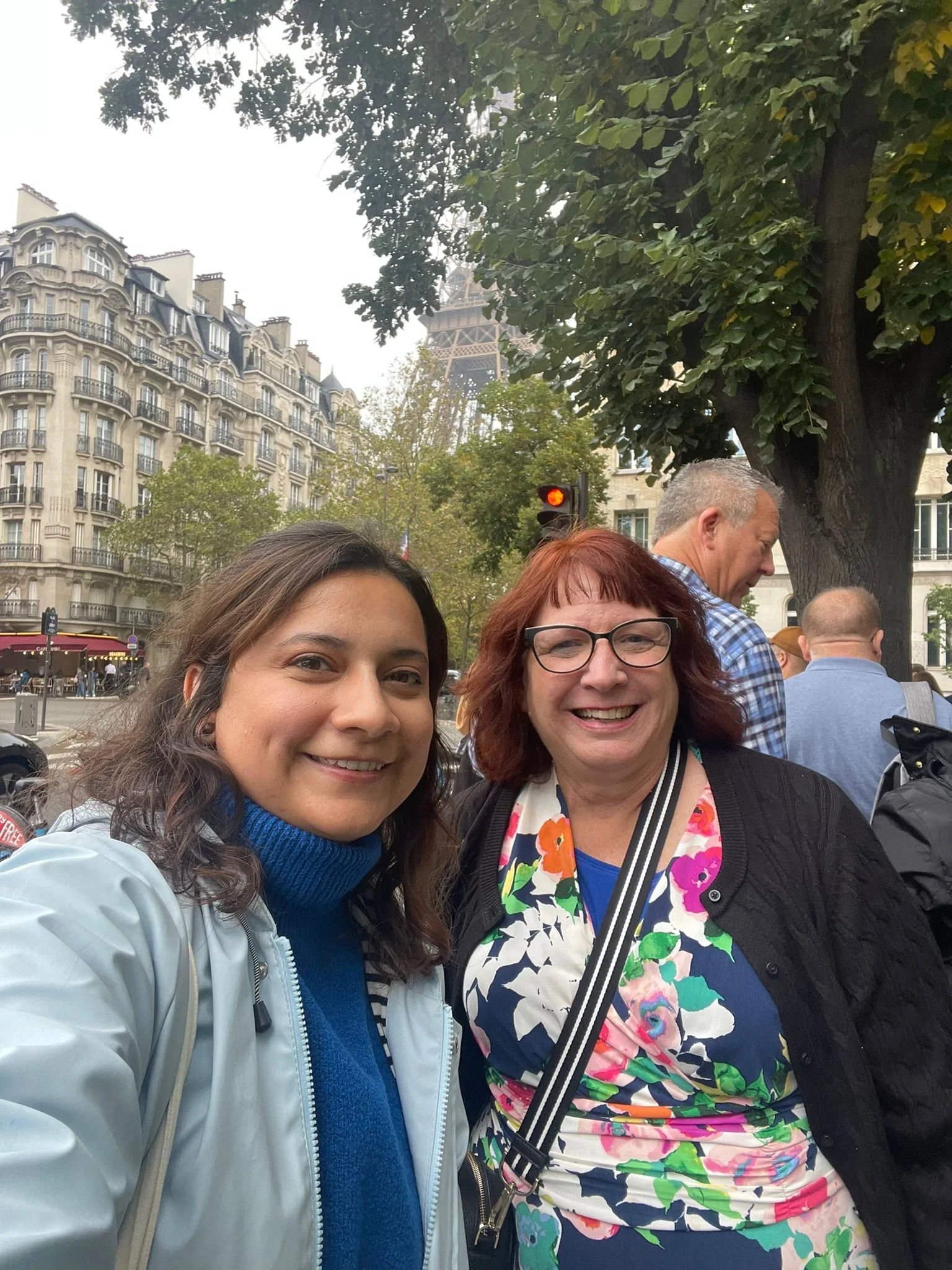 Local female guide and female traveler in Paris