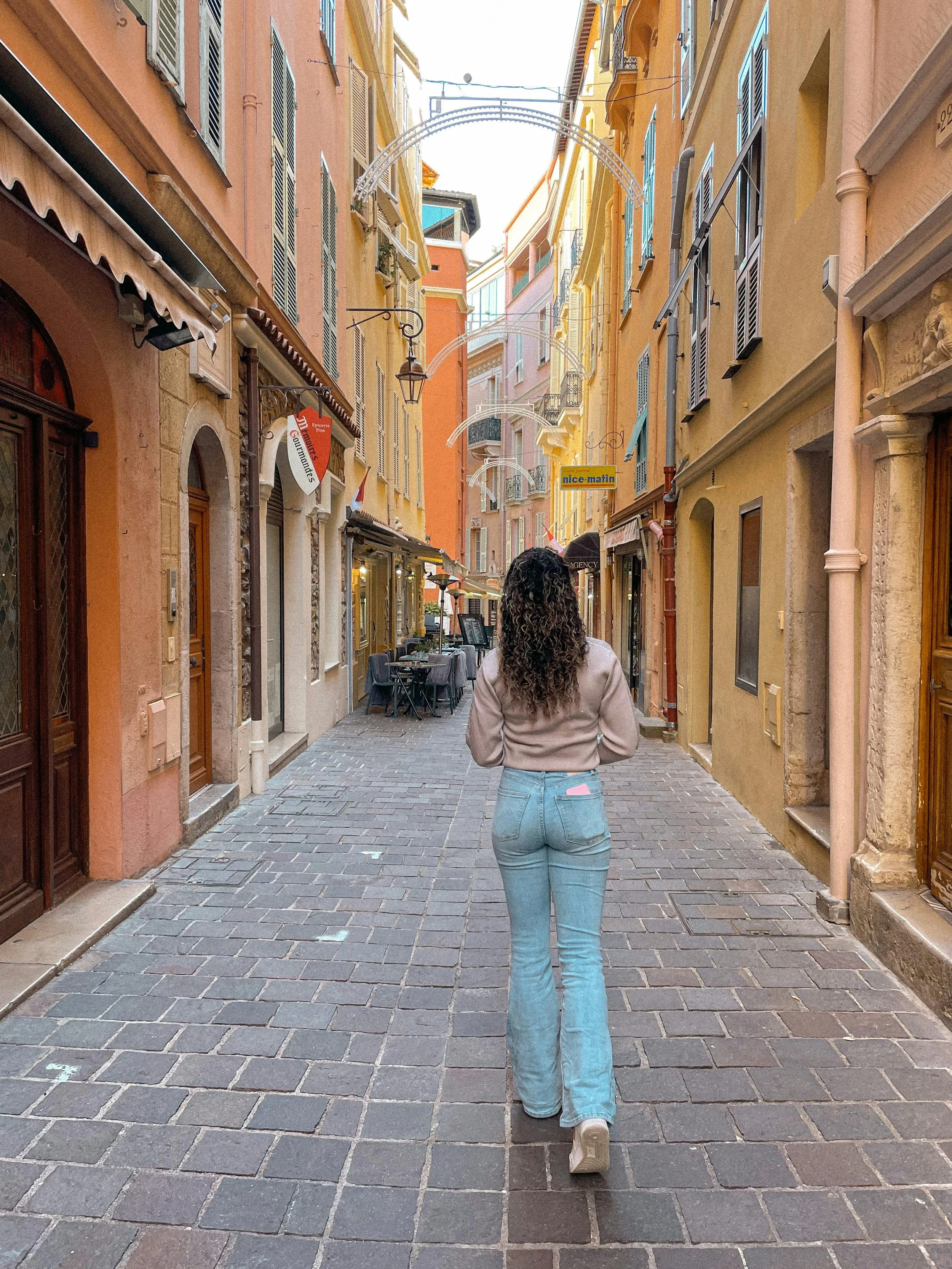 solo female traveler in France