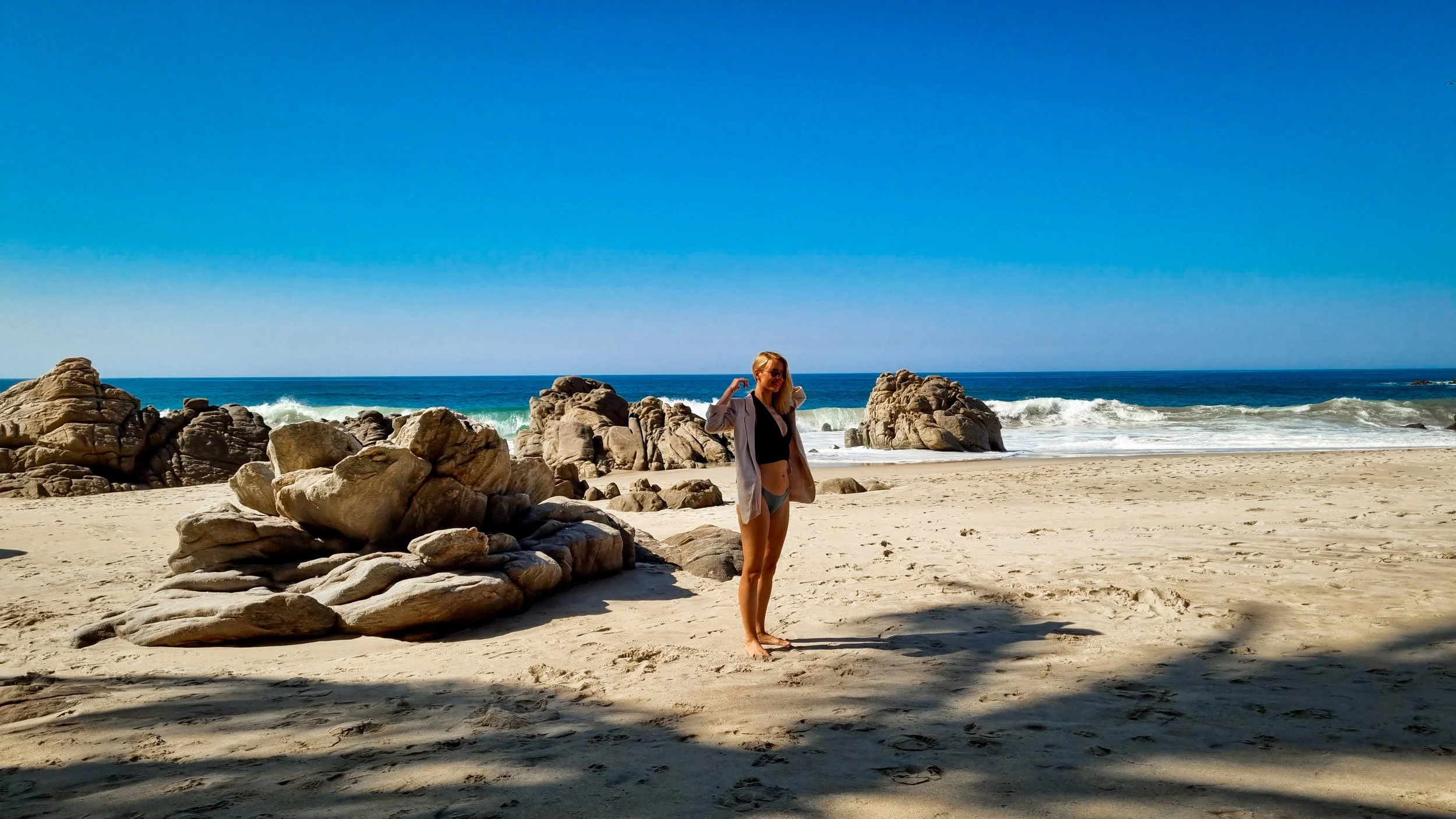 female solo traveling safe to the beach with Greether