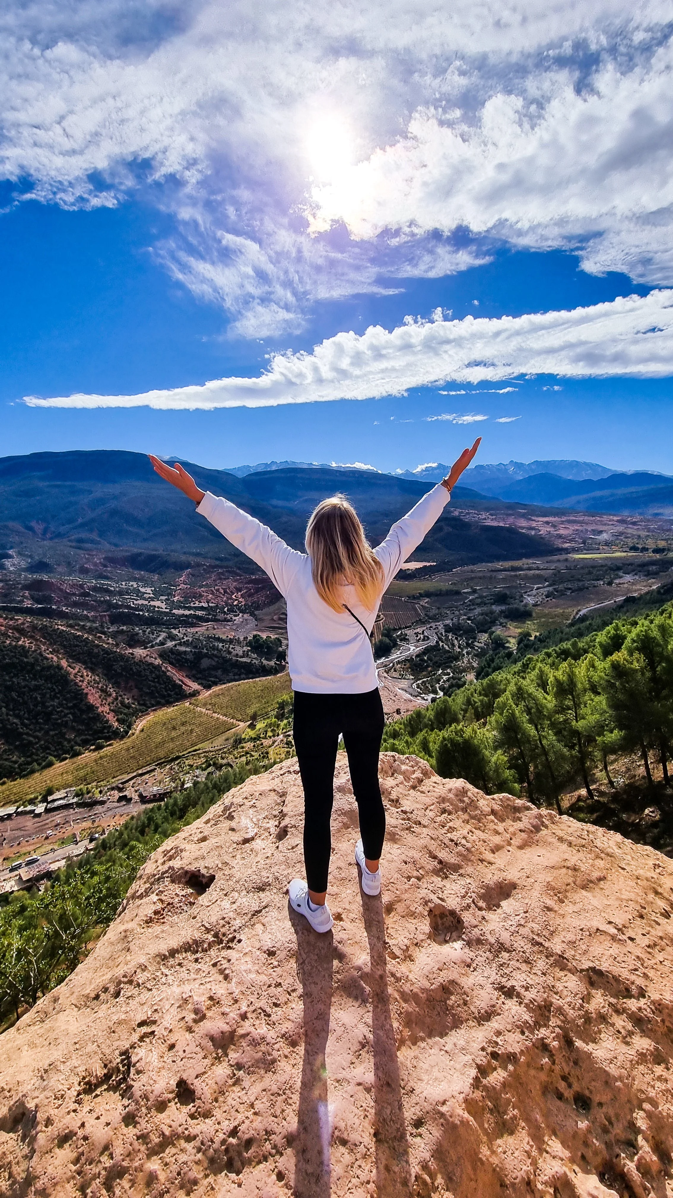 solo female traveler digital nomad travel safely