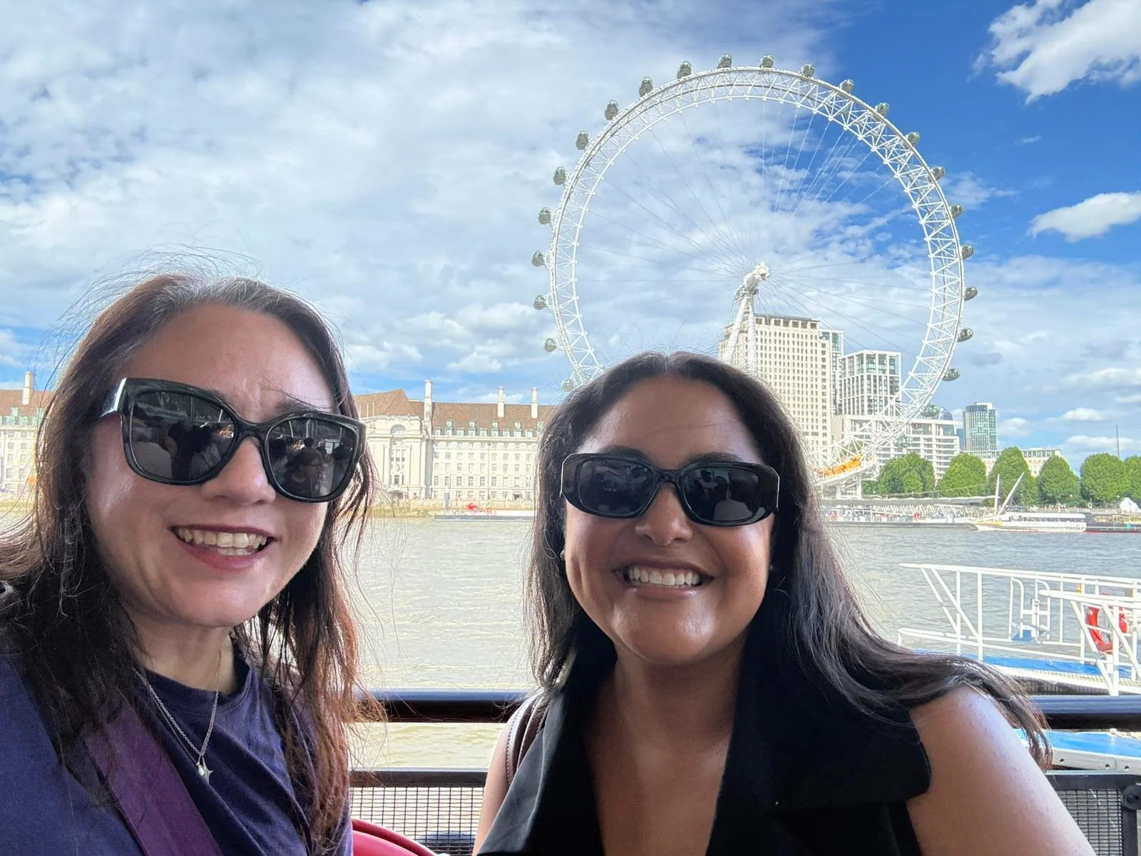 Solo female traveler with local woman guide in London
