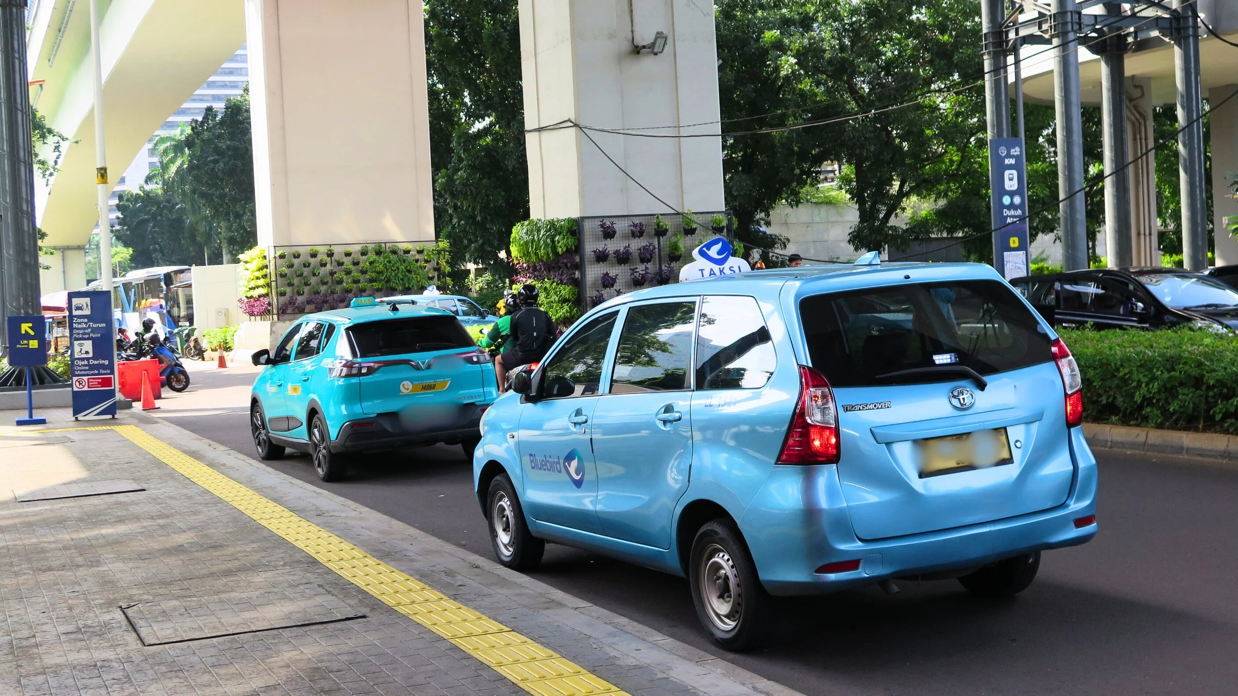 4 - Taxi.jpg