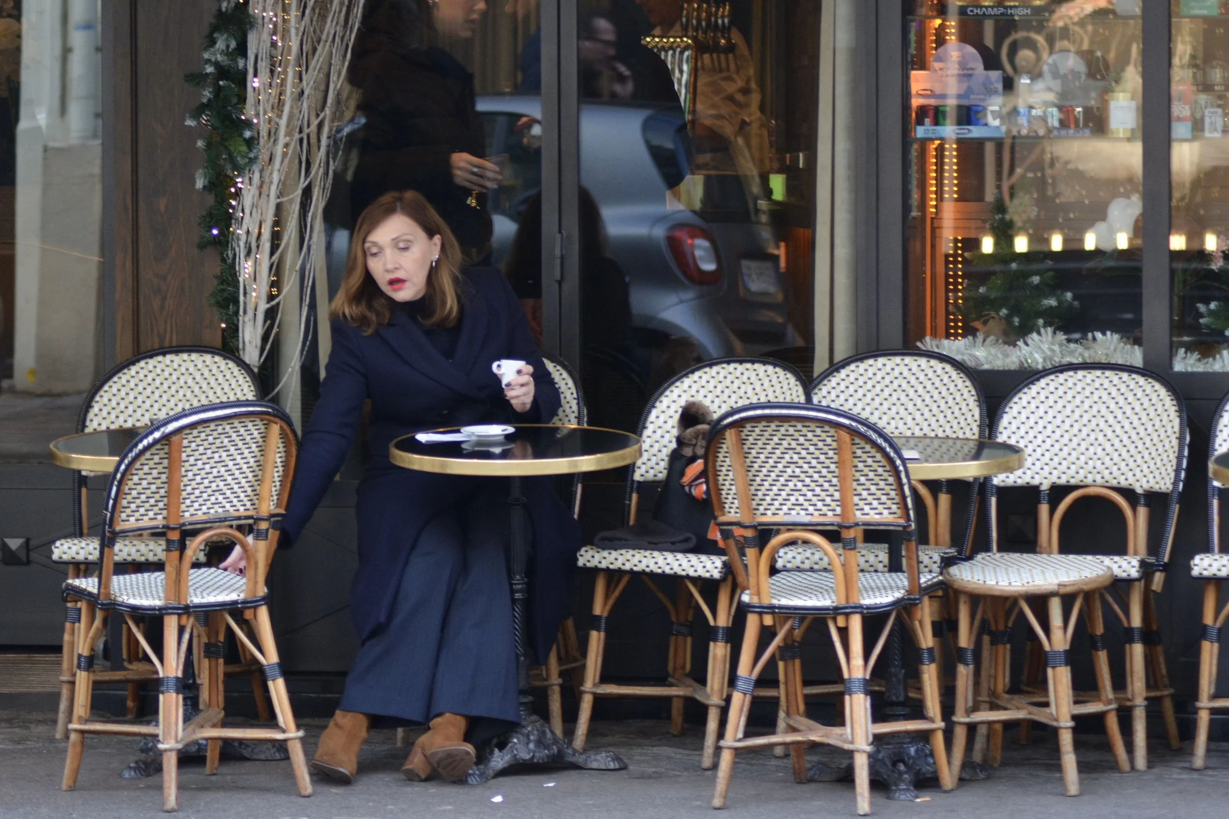 verified local female guide in Paris