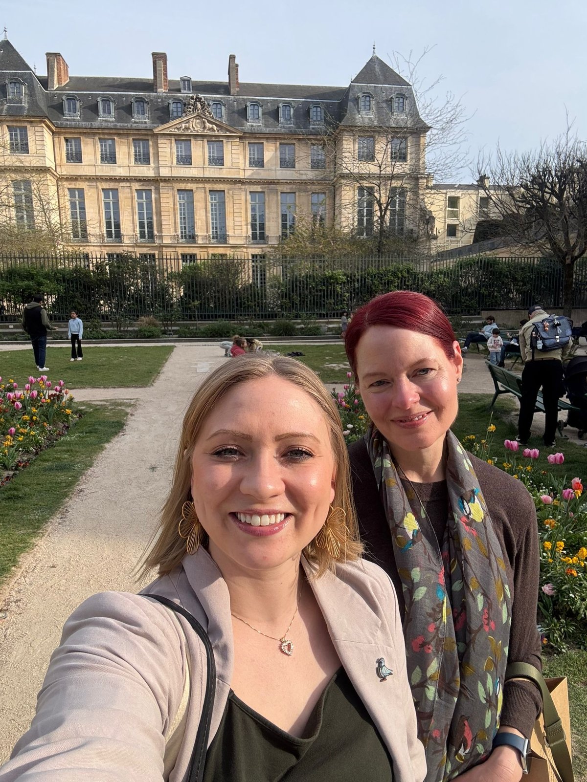 Traveler Robin with her Greeter Madeline in a Paris garden